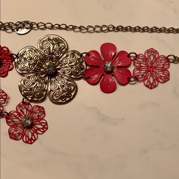 🌷 Claire’s Flower Statement Necklace - Picture 3 of 4